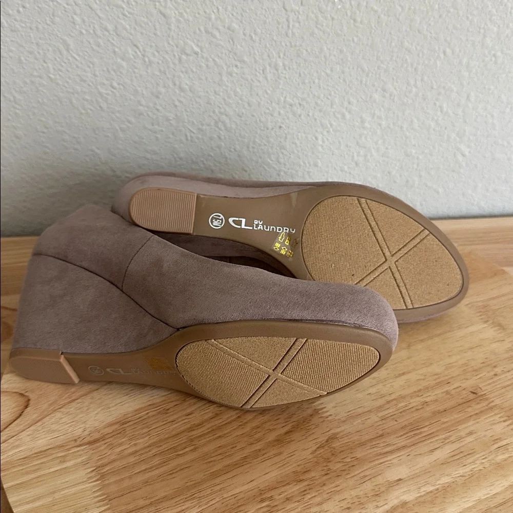 CL by Laundry Nima Womens Round Closed Toe Wedge Heel Pumps new 7.5M